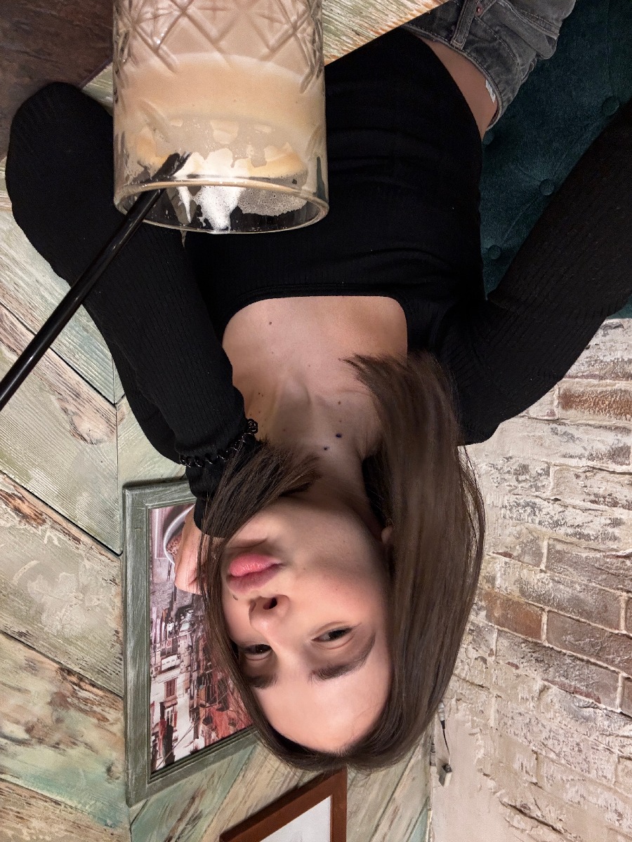 Fresh photos, fresh mood — Tina online in Cotonou